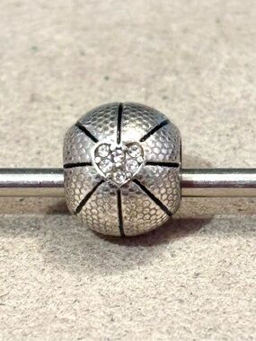 🆕Listing! 🆕 Brighton Basketball Bead in silver Mini heart of clear crystals